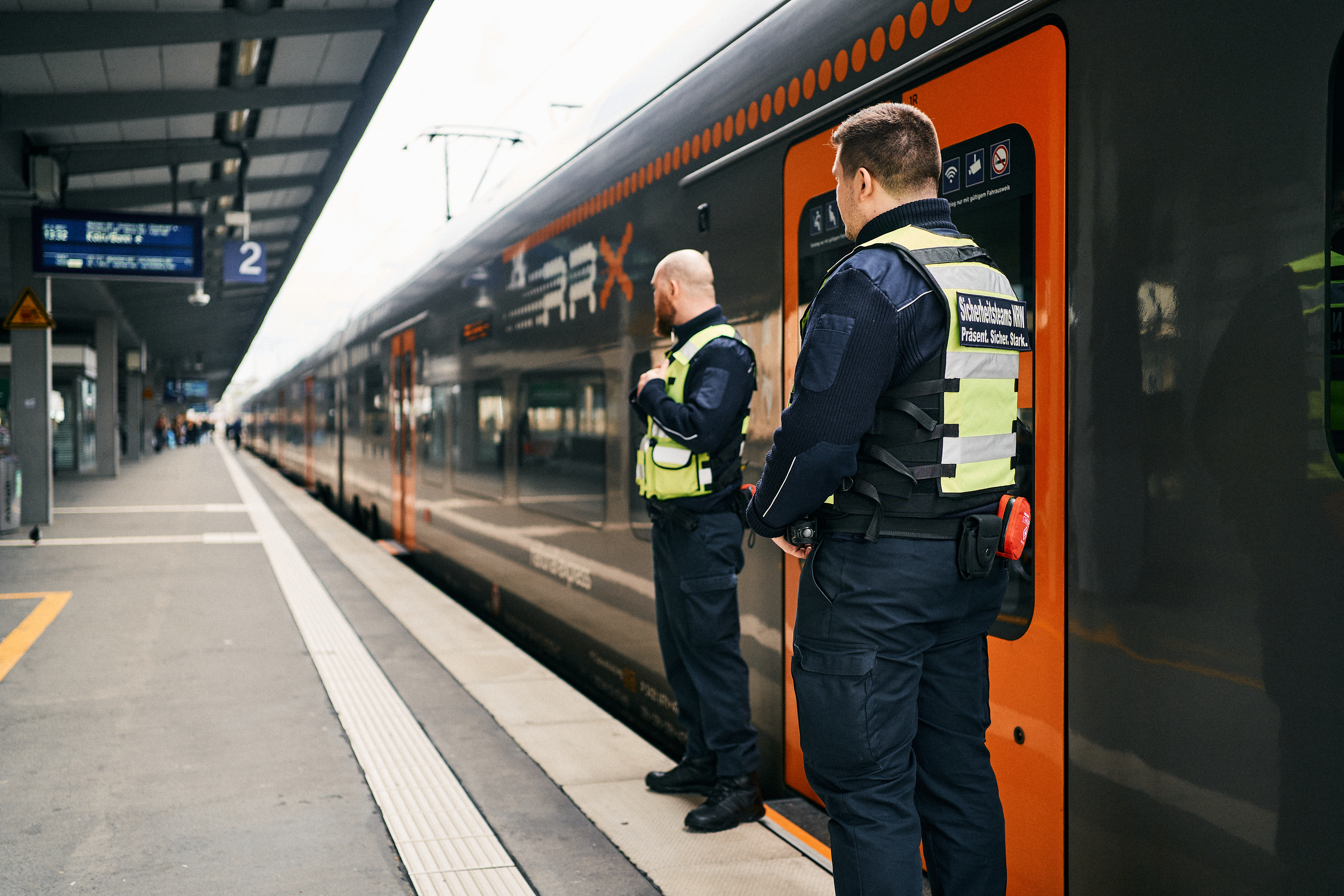 Sicherheitsteam vor dem Zug RRX - öffnet Bild in größerer Ansicht